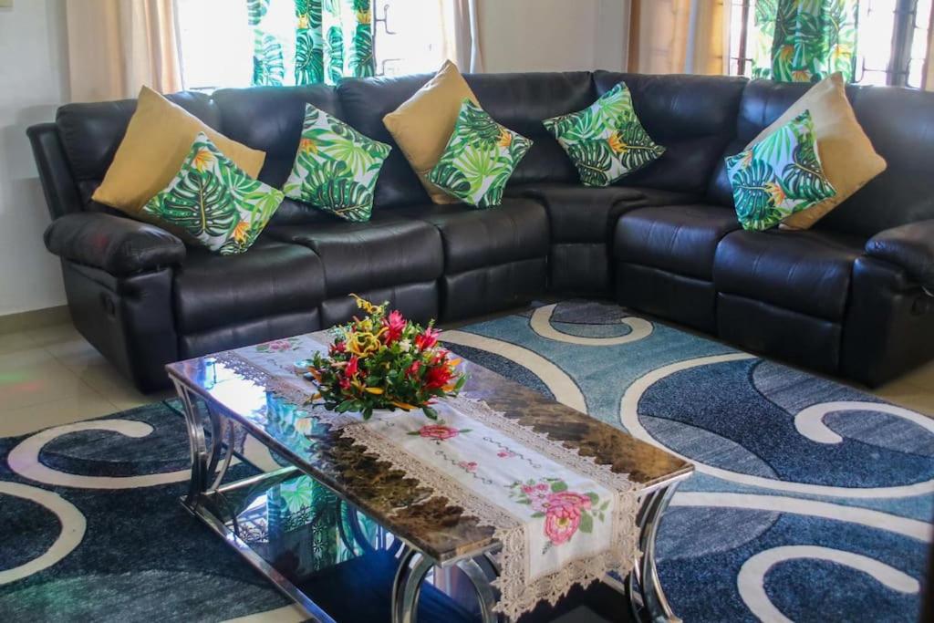 Entire House: 3 Bed+2 Bath in Namadi, Suva photo 2