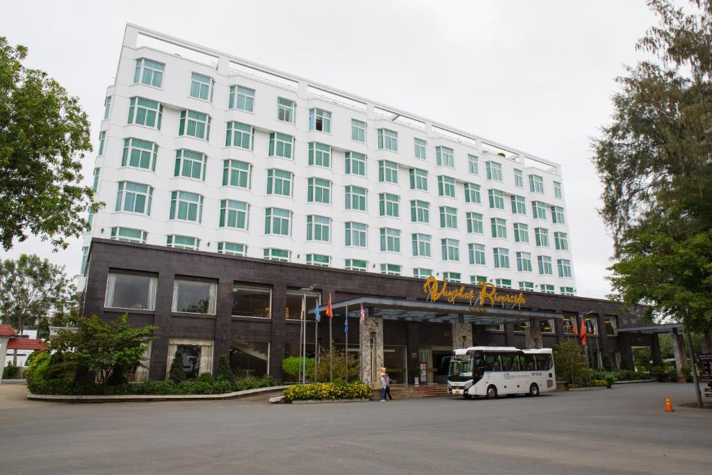 Van Phat Riverside Hotel