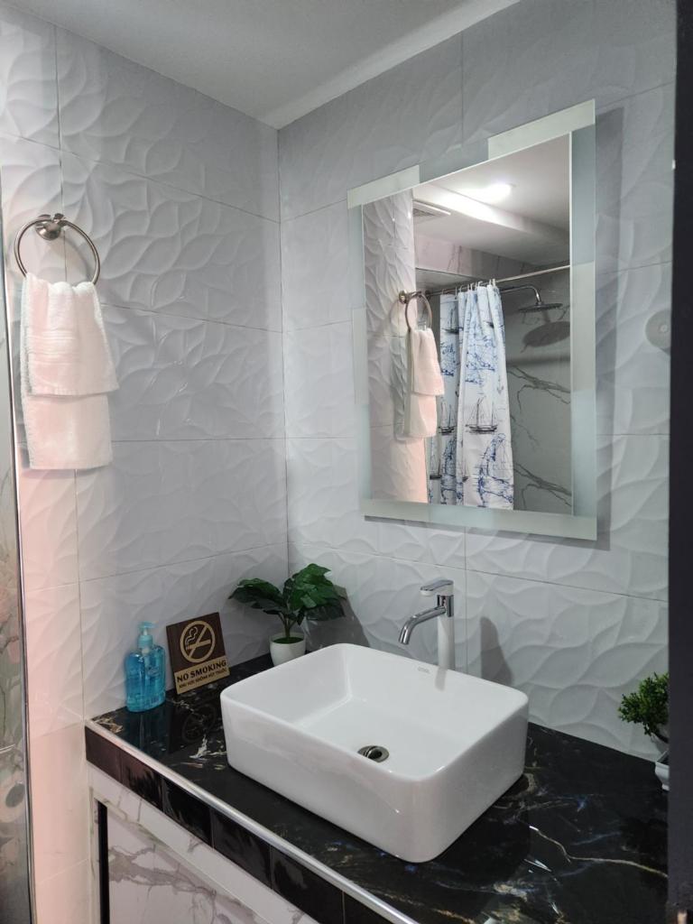 Condo Azur Suites B207 near Airport, Netflix, Stylish, Cozy with swimming pool photo 2