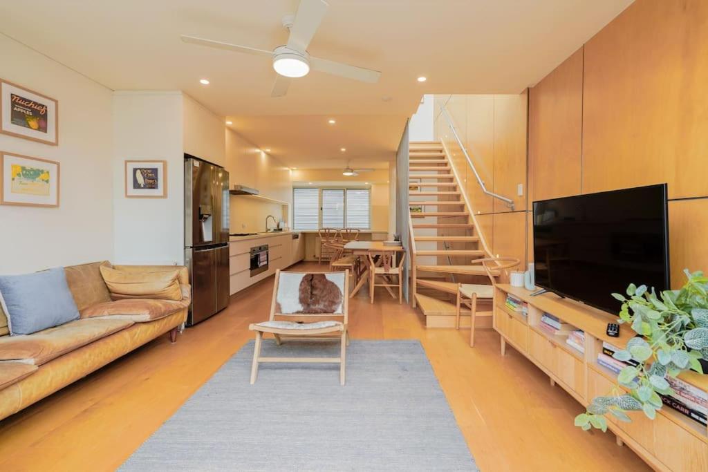 Victorian City-Fringe 3lvl Home @Carlton Lifestyle