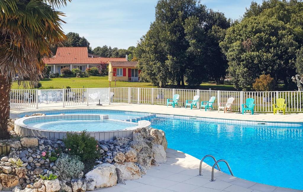 Lovely Home In Saint-savinien With Outdoor Swimming Pool photo 1