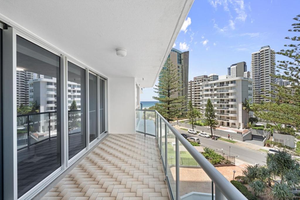 The Peninsula - Modern Beach Front 2BDR with Parking, Pool & Tennis - Tap to explore photos