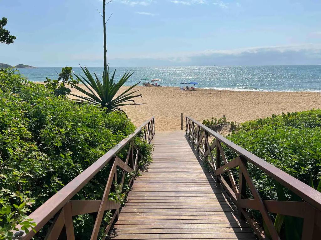 Casa pé na areia em praia paradisíaca com piscina frente mar