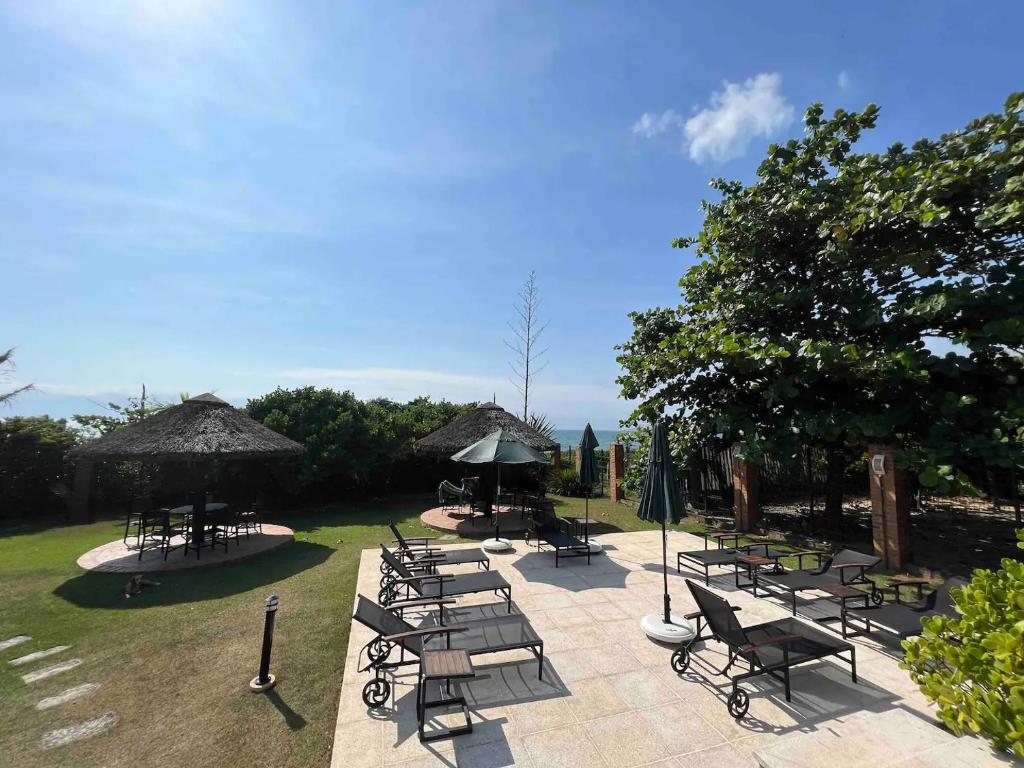 Casa pé na areia em praia paradisíaca com piscina frente mar photo 2