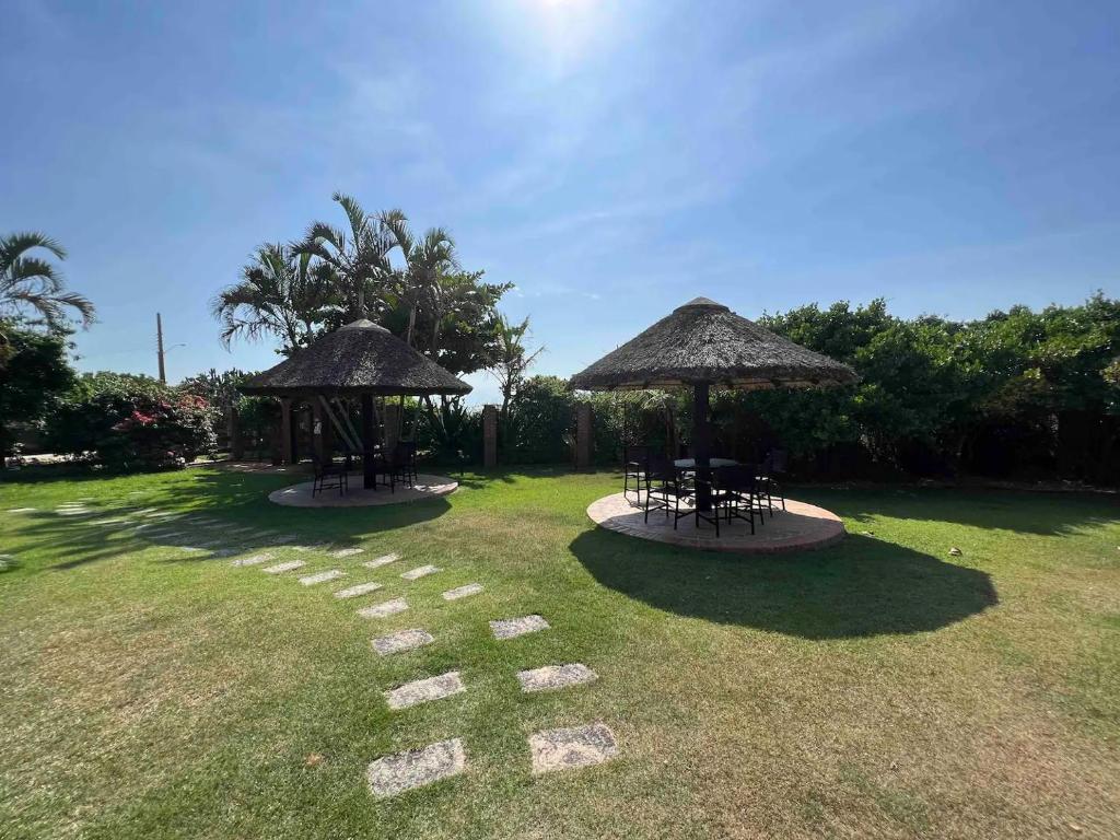 Casa pé na areia em praia paradisíaca com piscina frente mar photo 3