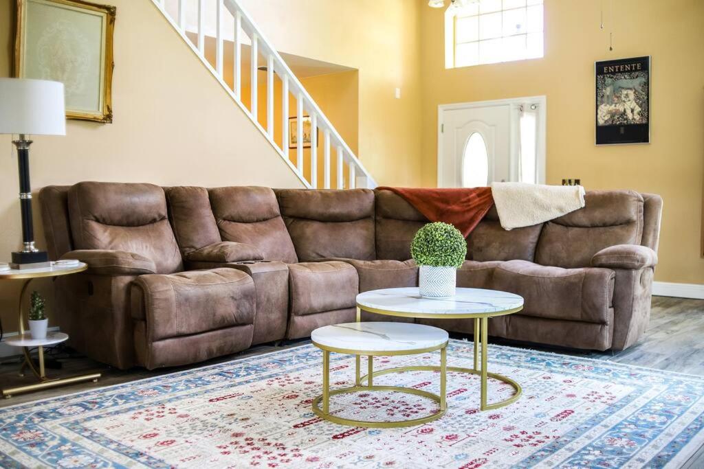 NEW Sunny Escape! Enjoy TV by your Private Pool Mins from Disney photo 3