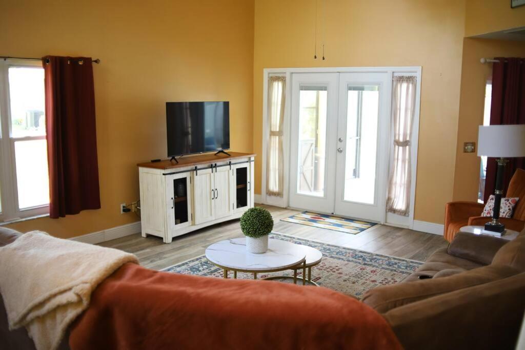 NEW Sunny Escape! Enjoy TV by your Private Pool Mins from Disney photo 1