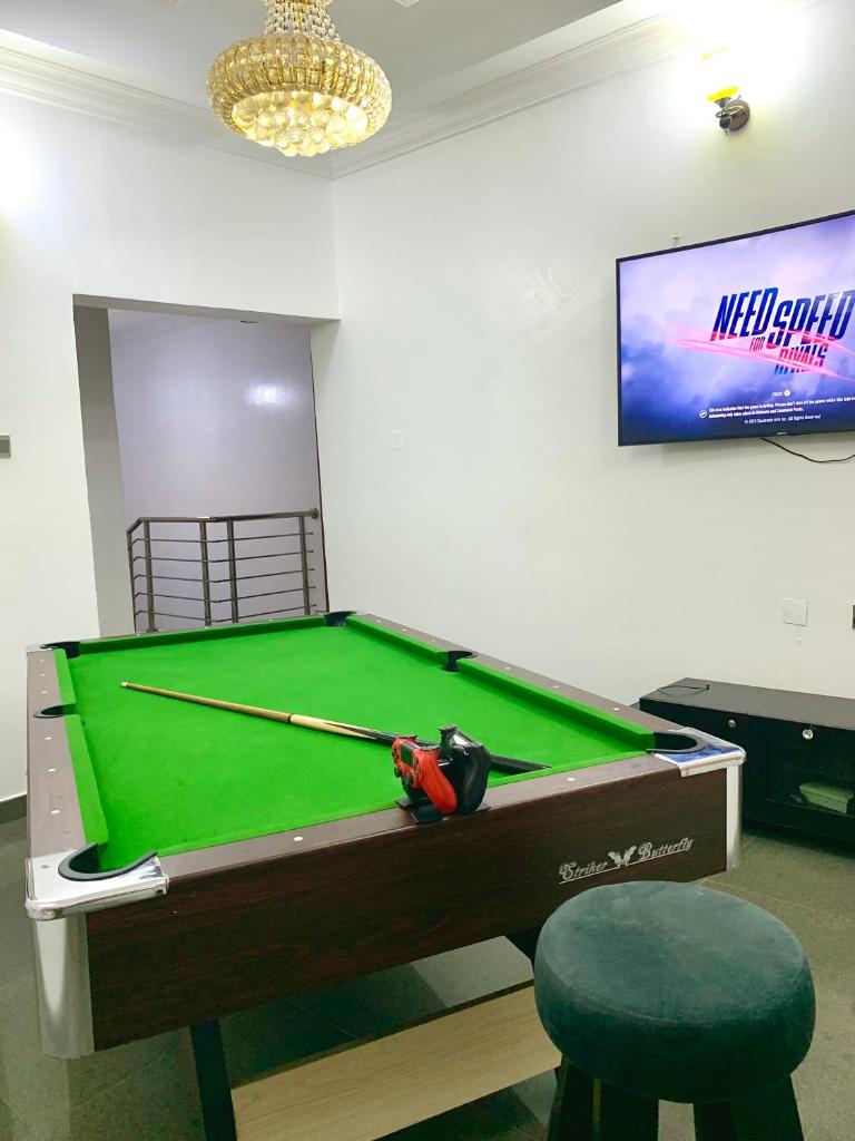 Vacation 4BDR Duplex - 247 Power, Wi-Fi, Ps4, Snooker, 5 mins Walk to the beach