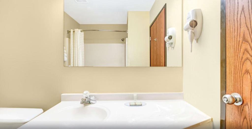Super 8 by Wyndham McKinney/Plano Area photo 3