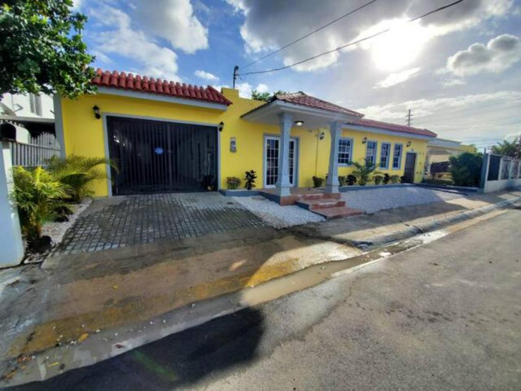 CHIC Family-friendly home sleeps up to 12 People, Right Unit photo 1