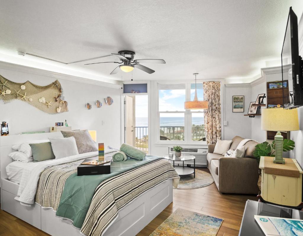 NEW Beachfront Studio - Private Balcony with Ocean View - Pool - Hot Tub - Tiki Bar - Sauna photo 1