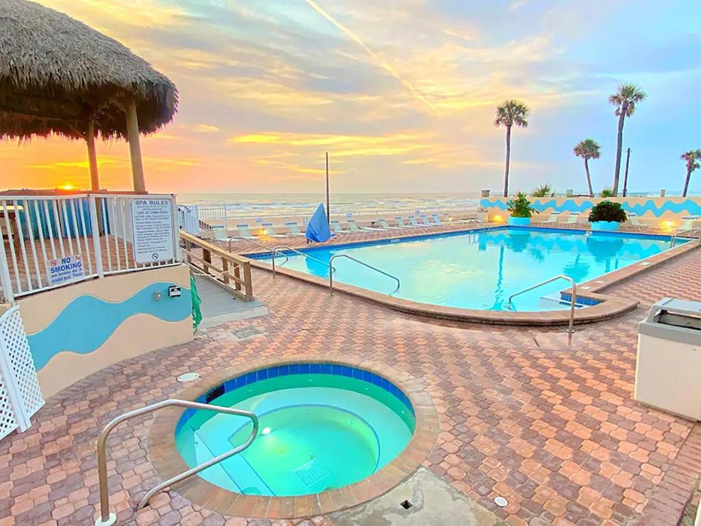 NEW Beachfront Studio - Private Balcony with Ocean View - Pool - Hot Tub - Tiki Bar - Sauna photo 3