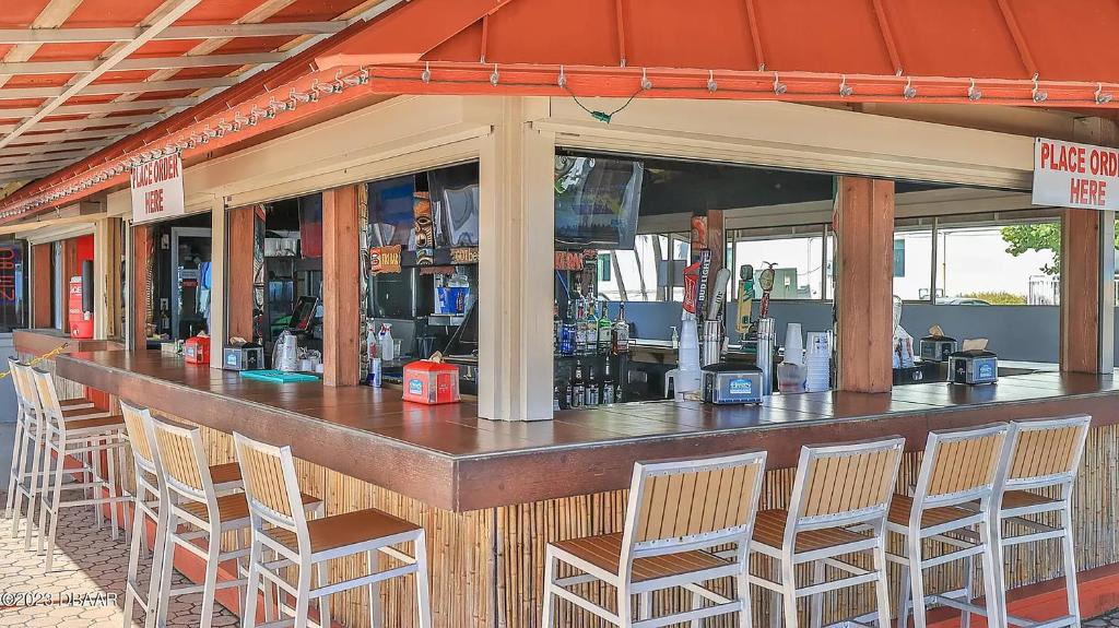 NEW Beachfront Studio - Private Balcony with Ocean View - Pool - Hot Tub - Tiki Bar - Sauna photo 4