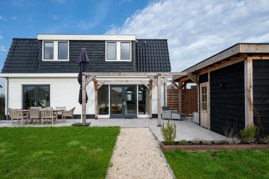 8 persons waterfront Villa photo 1