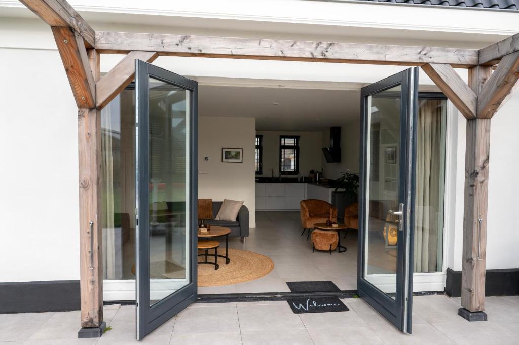 8 persons waterfront Villa photo 2