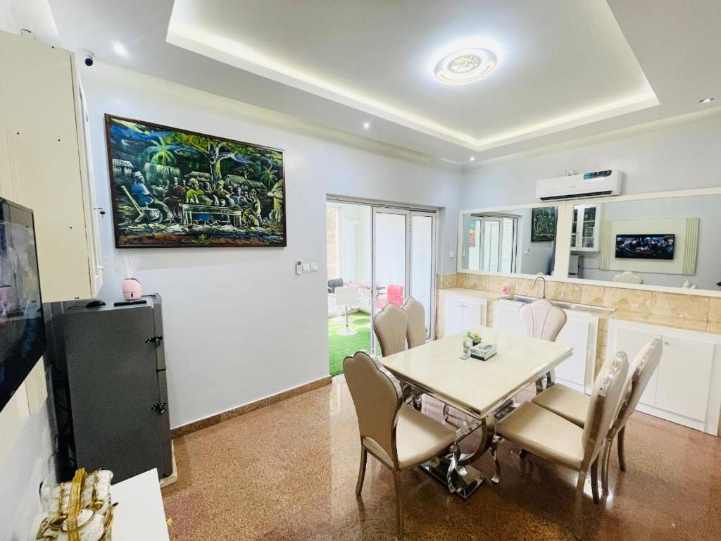Avrum Homes photo 1