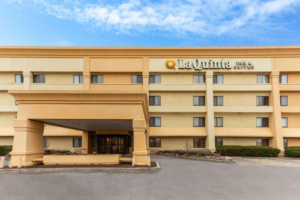 La Quinta Inn & Suites by Wyndham Chicago Gurnee image