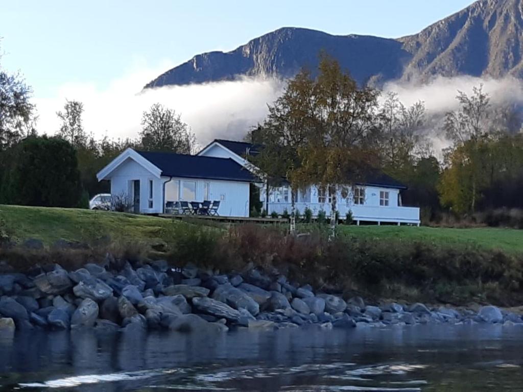 Feriehus nede ved sjøen inntil 6 pers