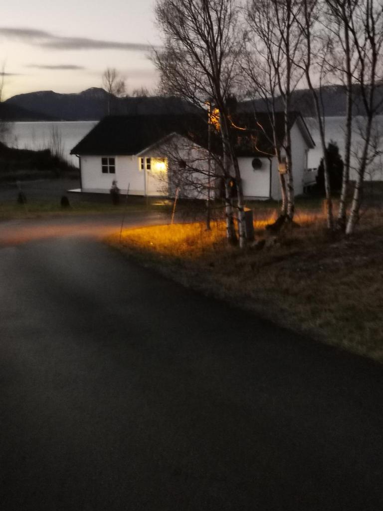 Feriehus nede ved sjøen inntil 6 pers photo 1