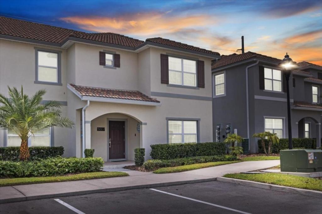5 Bedroom- 4 Bathroom Storey Lake 5007 Wa image