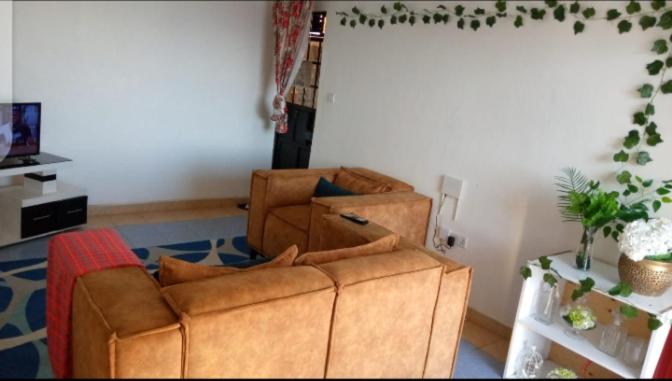 COZY SPACIOUS ONE BEDROOM AIRBNB WITH GOOD LIGHTING ,AMPLE PARKING AND WIFI photo 2