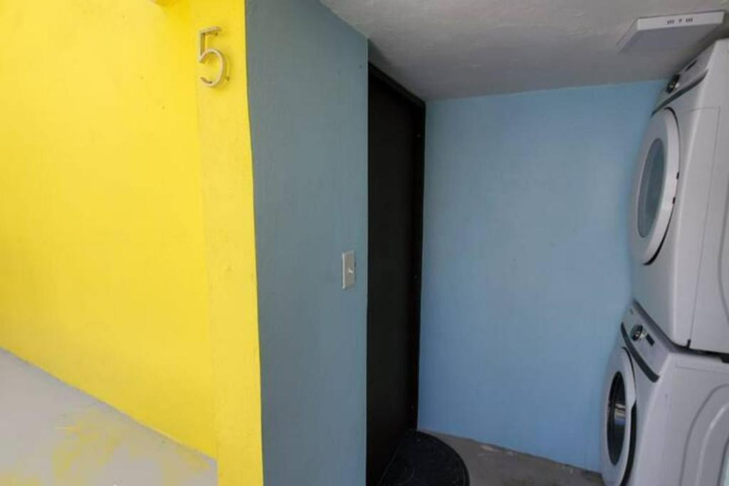Spacious 2 BR, fully equipped kitchen close to Ferry, Unit 5 photo 3