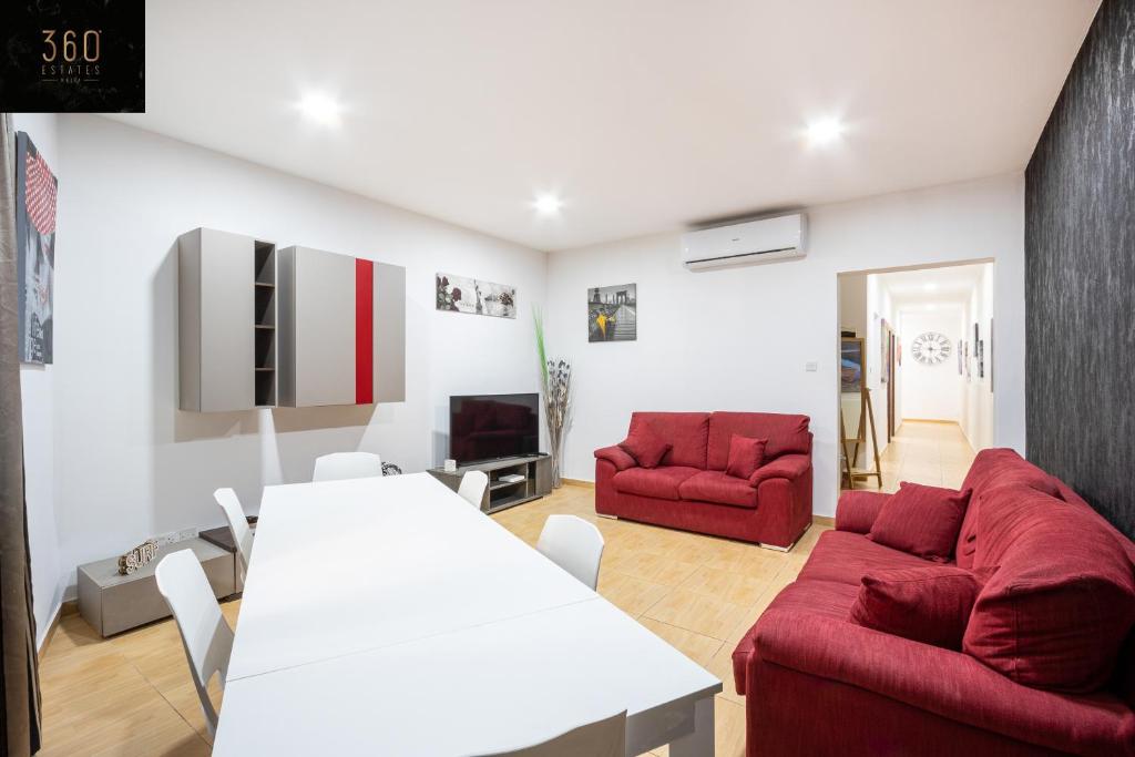 A Large house in central pieta with BBQ & Terrace by 360 Estates photo 2