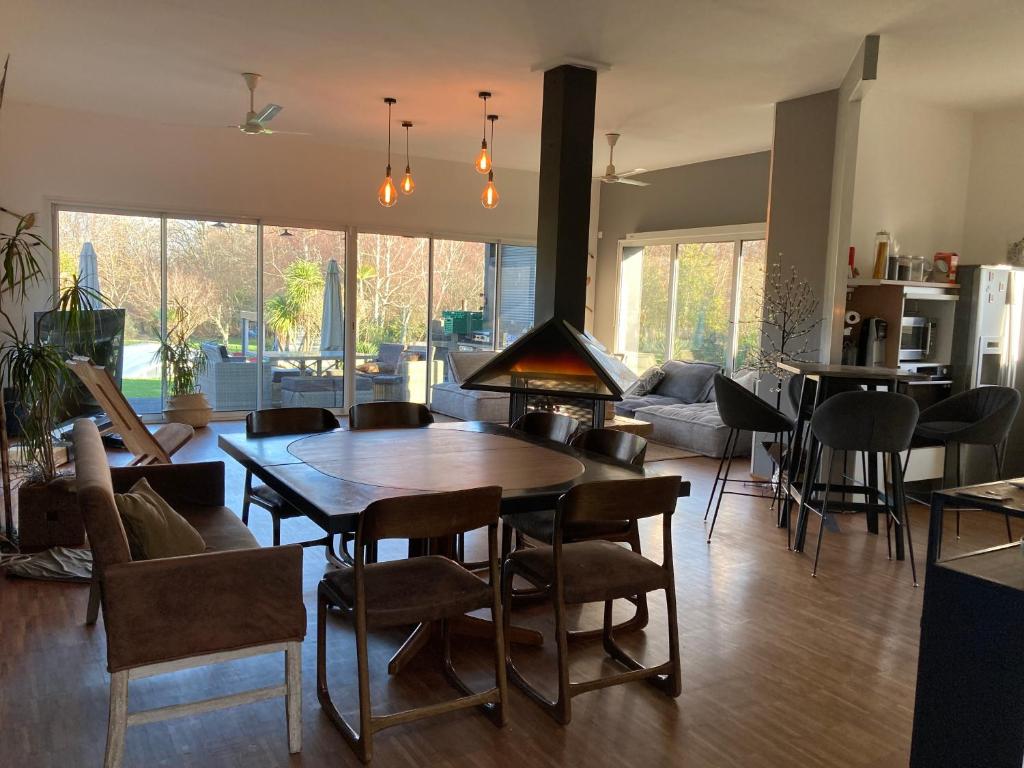 VILLA 290m2, piano, piscine et spa, parc arboré, entre Bordeaux et St Emilion photo 3