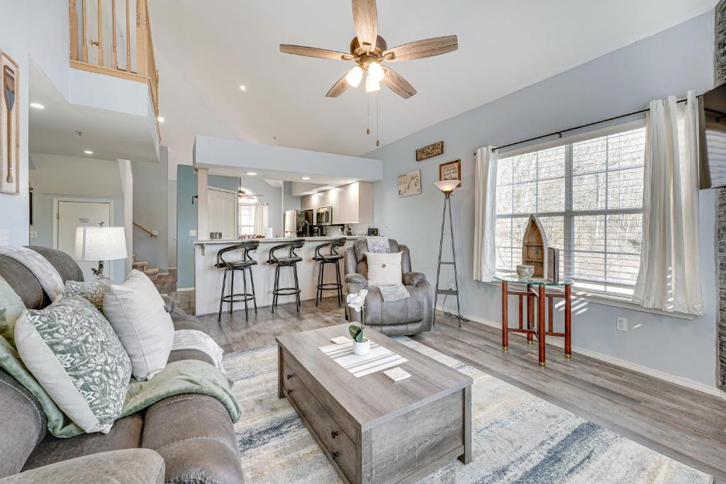 Updated Branson Condo with Lake Taneycomo Views! photo 2