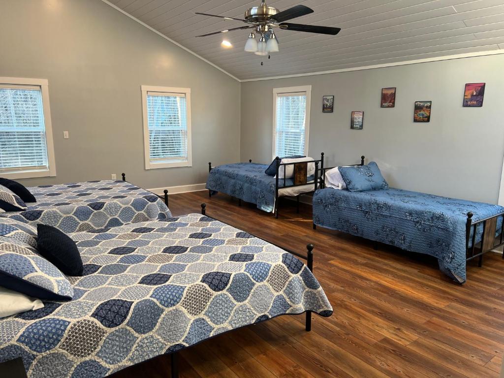 Newly remodeled 4BR lodge on Wolf Creek photo 1