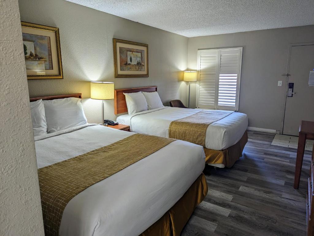 Travelodge by Wyndham Pueblo photo 2
