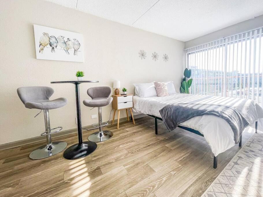 Cozy Apt w/ QueenBed_Dt_WiFi_DogsPark_GYM+Pool+TV image