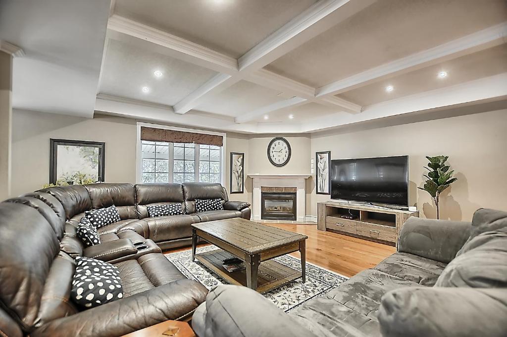 6 Bedroom Executive Cottage near Innisfil Beach Park photo 2