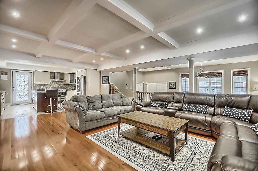 6 Bedroom Executive Cottage near Innisfil Beach Park photo 3