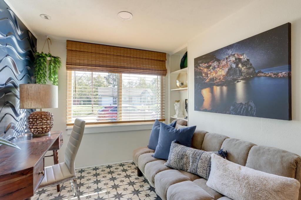 Chic Joplin Cottage with Patio Less Than 3 Mi to Town! photo 4