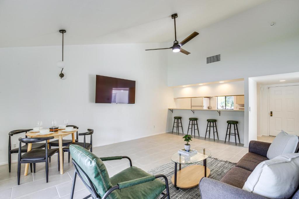 Pet-Friendly Palm Desert Retreat: Golf Course View - Tap to explore photos