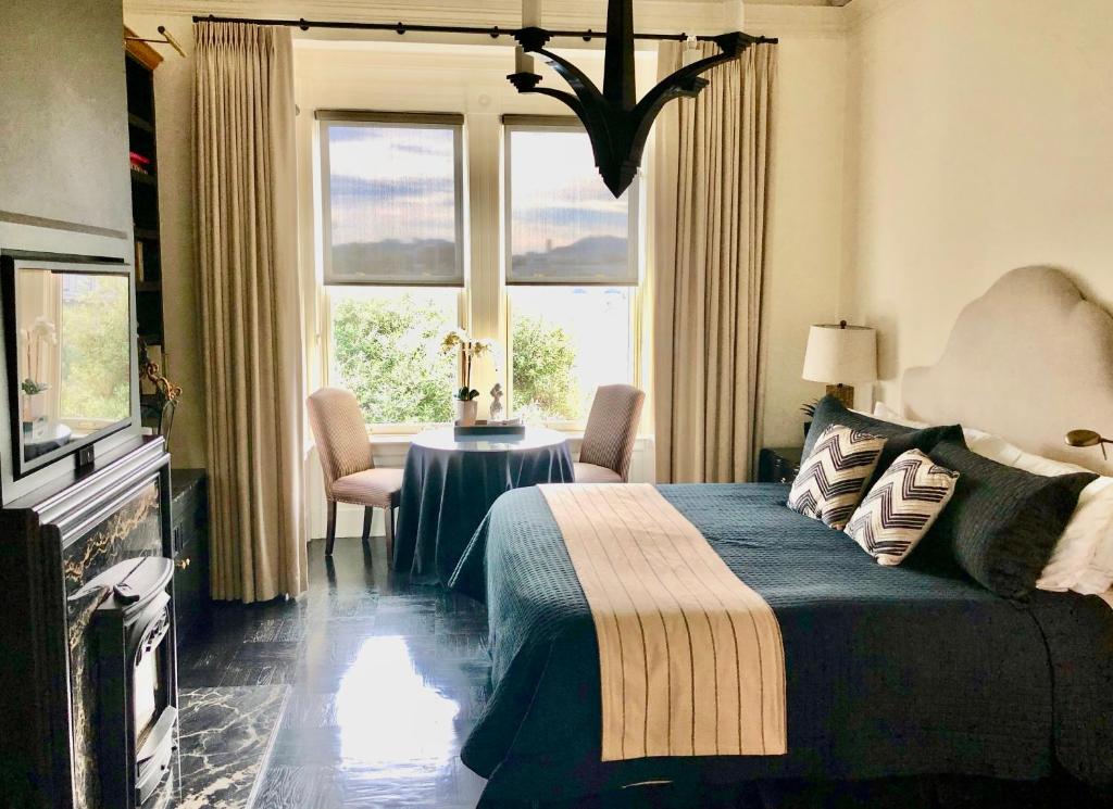 Pacific Heights Chic Jr Studio photo 1
