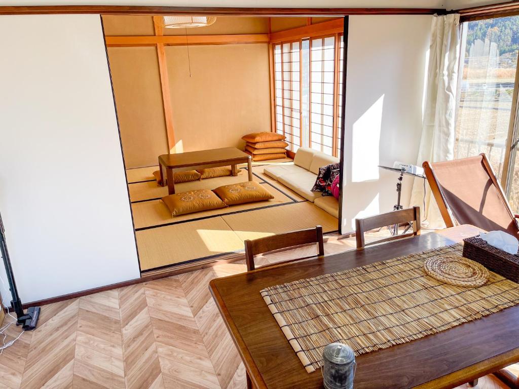 【MeTeL】窓辺から壮大な富士が拝める。リノベーション済み一等貸し宿泊施設 photo 3
