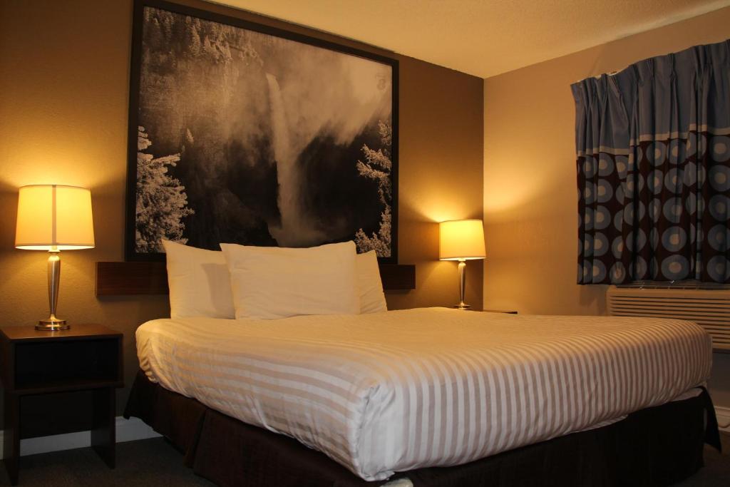Super 8 by Wyndham Kamloops On The Hill photo 3