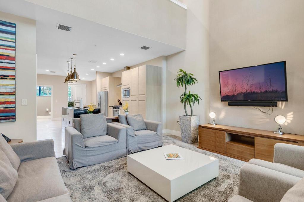 3 Bedroom- 3,5 Bathroom Magic Village 7669 Rd image