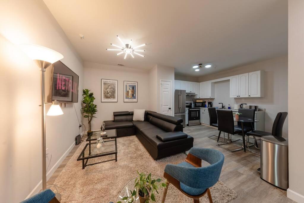 Minutes to Broadway-2 KING beds and optional garage parking image