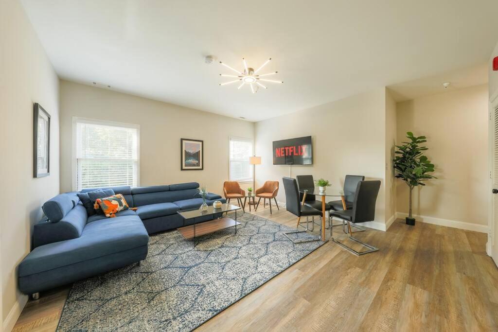 Mins to Broadway with 2 KING beds for up to 6 guests and optional garage parking image
