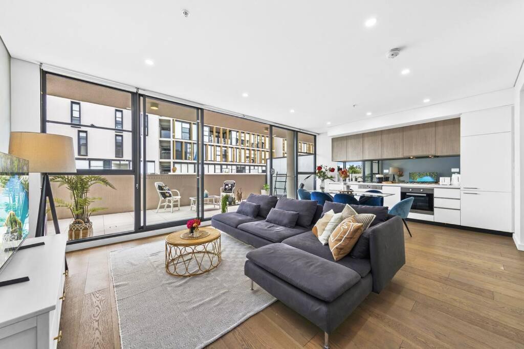Urban Bliss 3BR Retreat - Split Level, Views, Parking