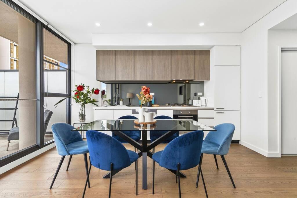 Urban Bliss 3BR Retreat - Split Level, Views, Parking photo 2
