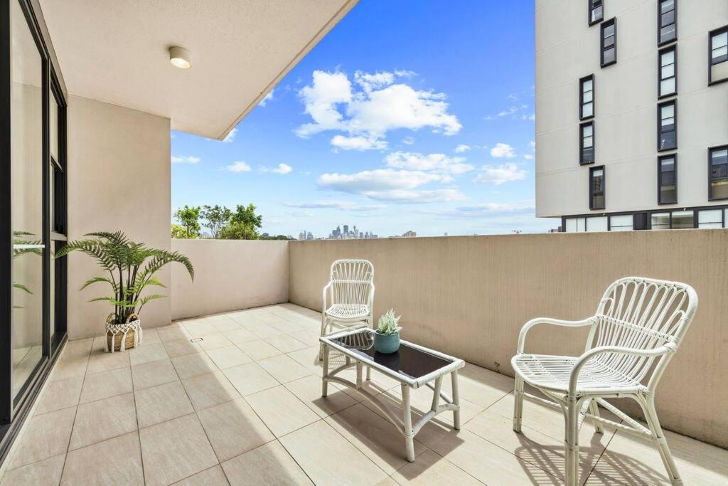 Urban Bliss 3BR Retreat - Split Level, Views, Parking photo 3