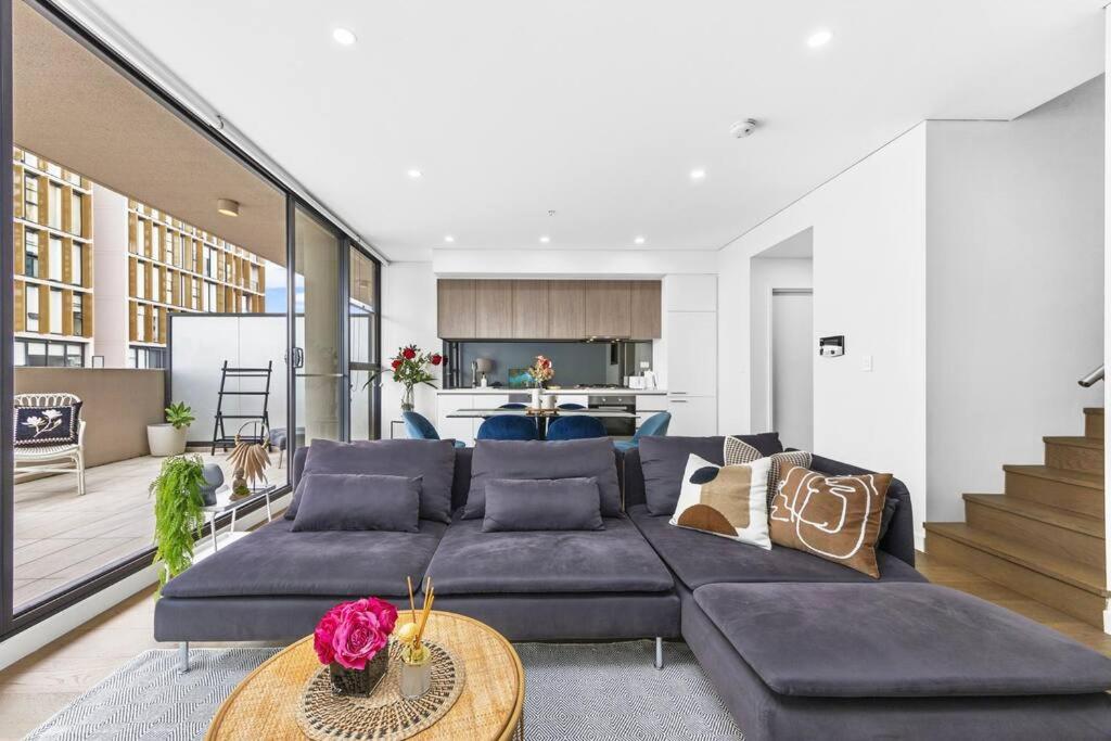 Urban Bliss 3BR Retreat - Split Level, Views, Parking photo 1