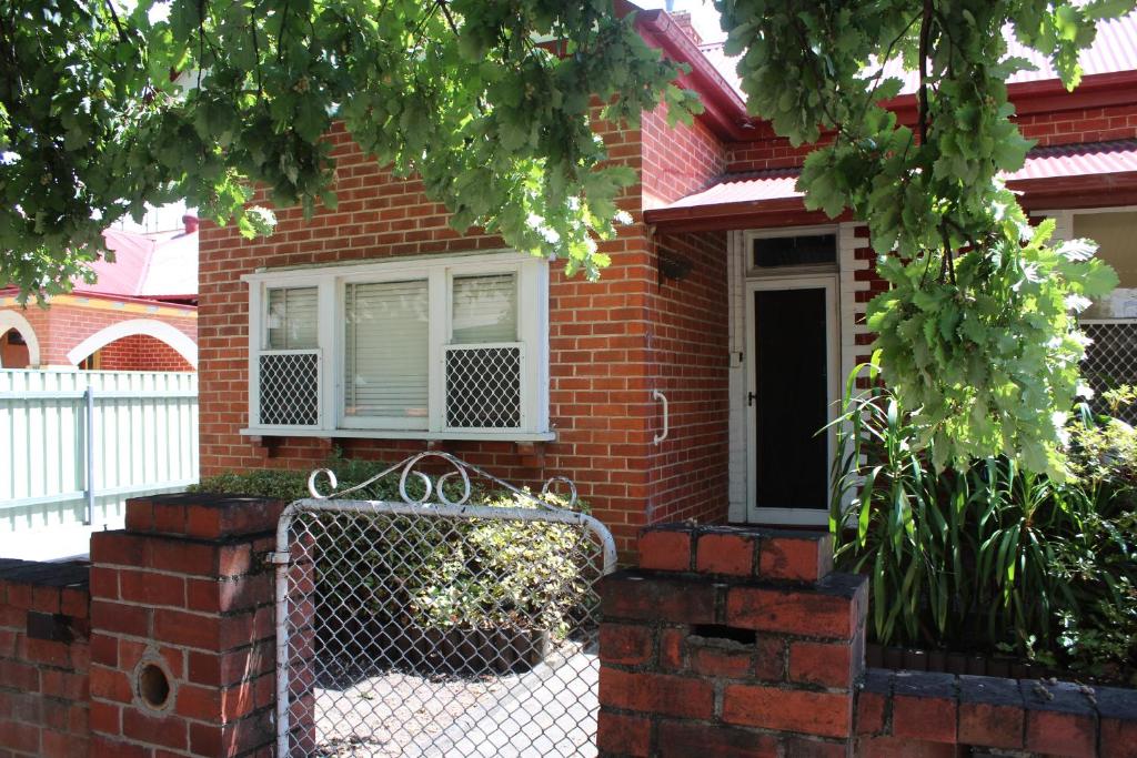 The Cosy House - Central Albury photo 1