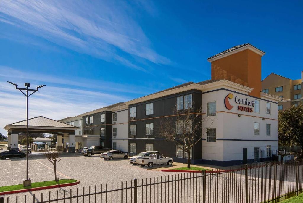 Comfort Suites North Fossil Creek image