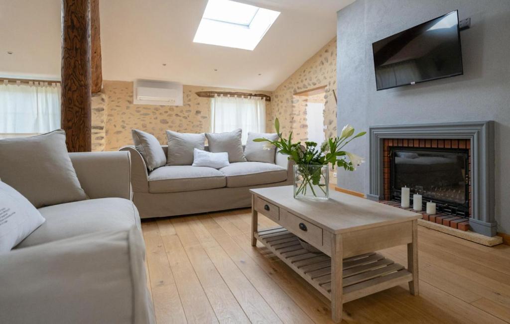 2 Bedroom Stunning Home In Les Mes photo 2