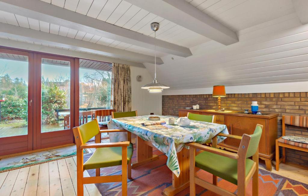 3 Bedroom Lovely Home In Henne photo 2